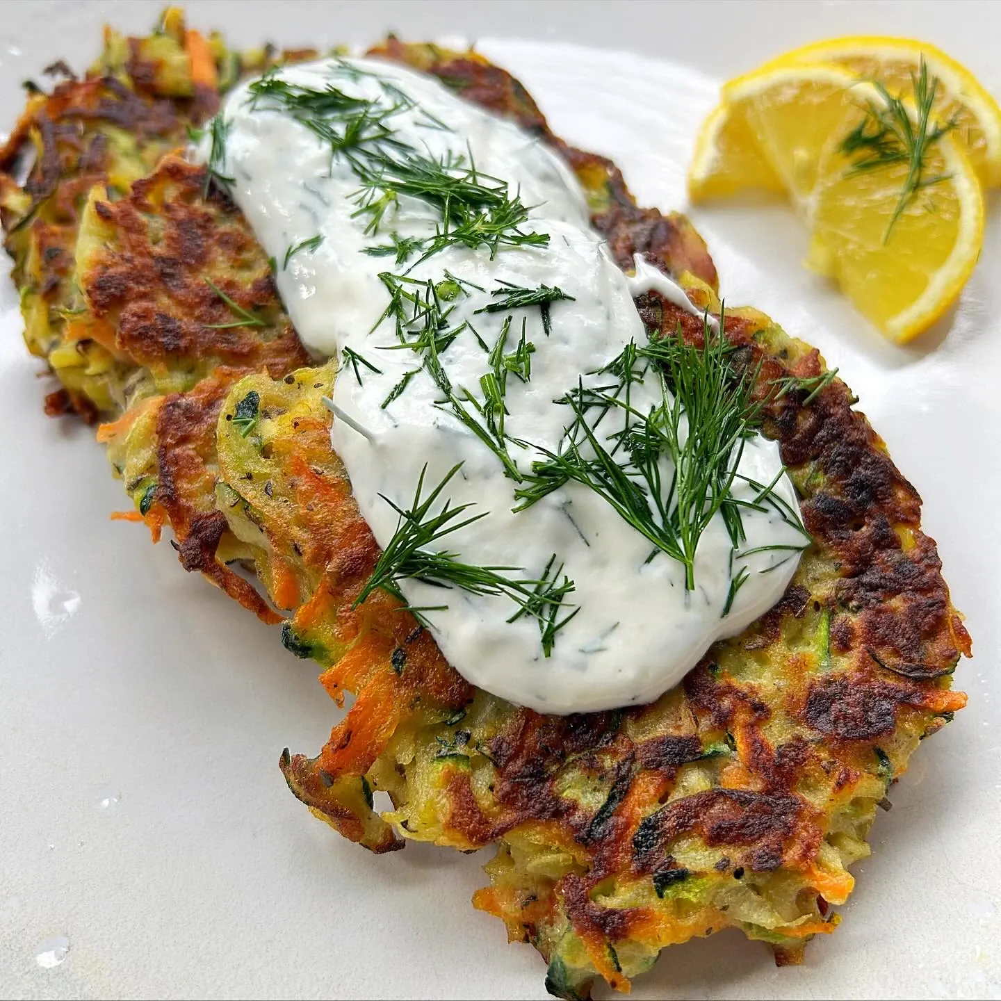 Placuszki z cukinii, ziemniaków i marchewki z kremowym sosem jogurtowo-koperkowym