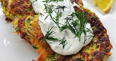 Placuszki z cukinii, ziemniaków i marchewki z kremowym sosem jogurtowo-koperkowym