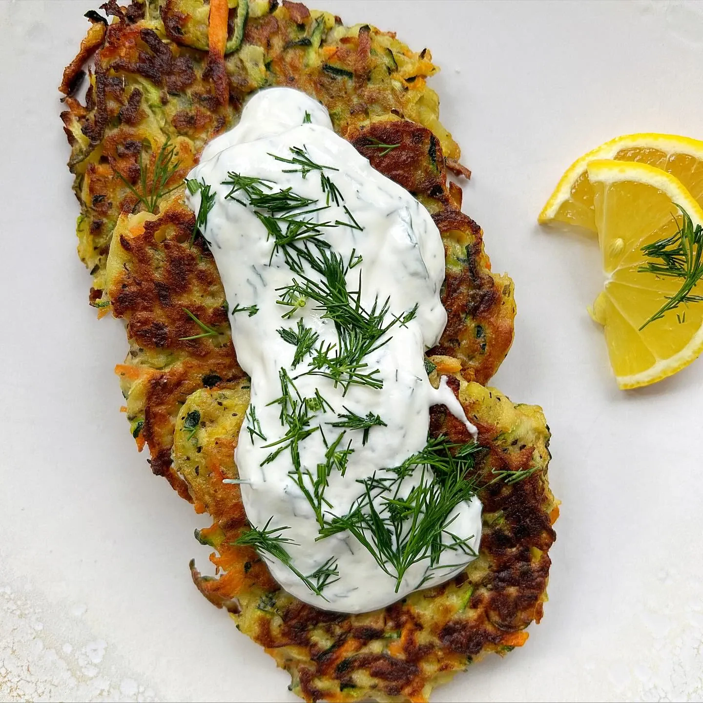 Placuszki z cukinii, ziemniaków i marchewki z kremowym sosem jogurtowo-koperkowym