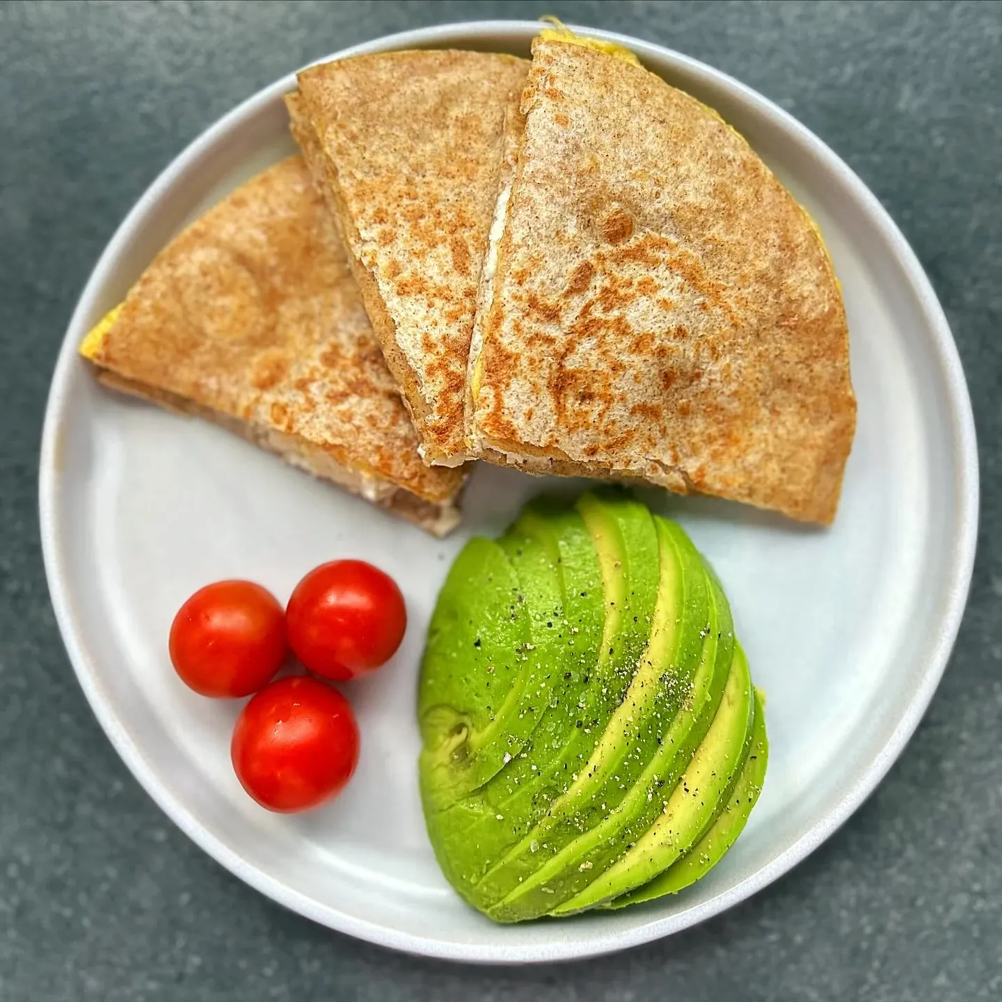 Omlet w tortilli z fetą i awokado – szybkie, zdrowe śniadanie lub kolacja