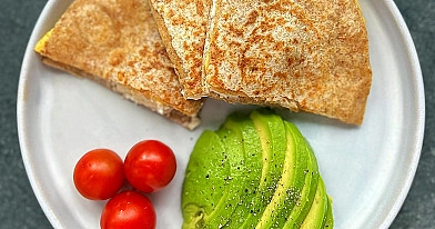 Omlet w tortilli z fetą i awokado – szybkie, zdrowe śniadanie lub kolacja