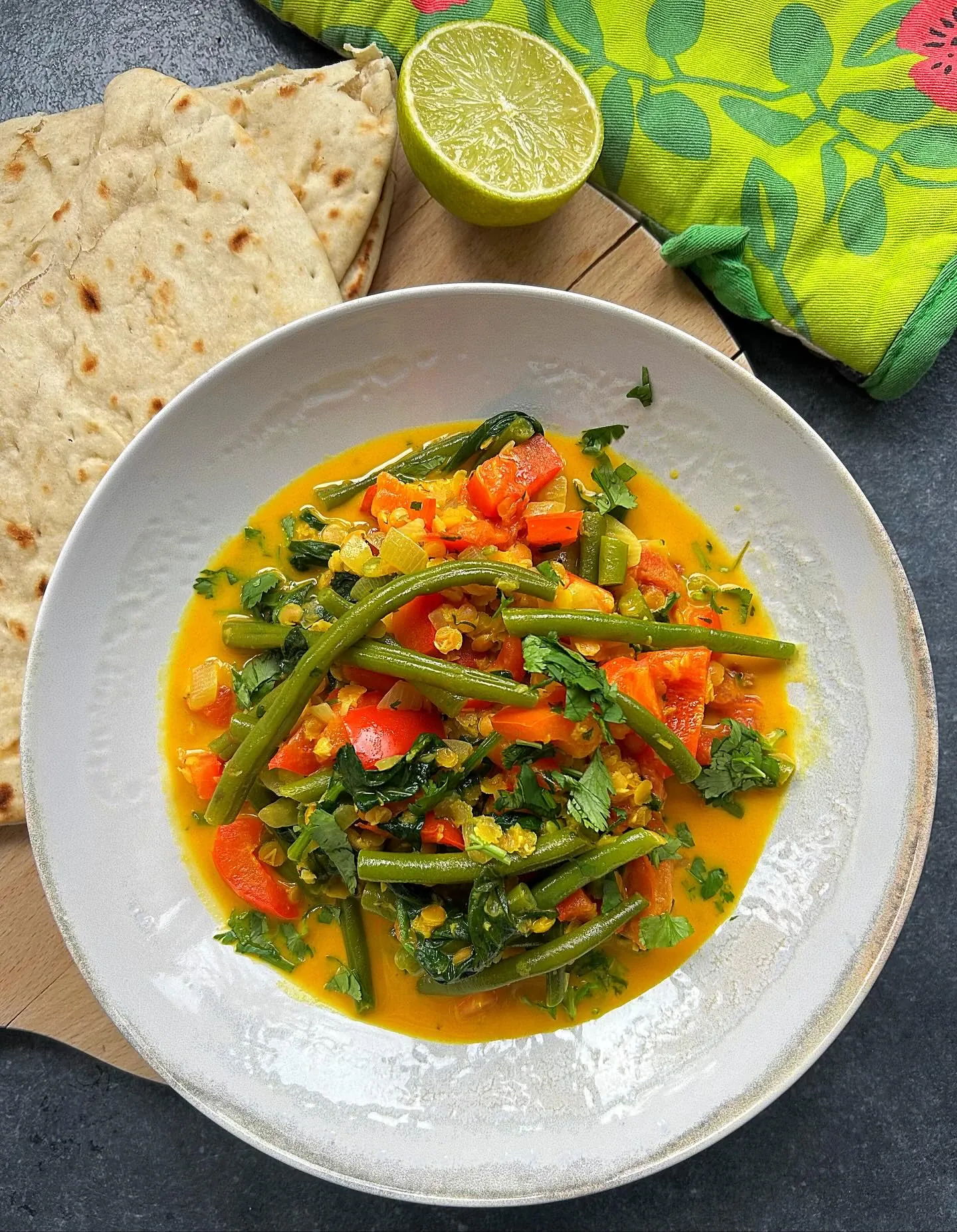 Warzywne curry z zieloną fasolką i czerwoną soczewicą – szybki i zdrowy obiad w stylu indyjskim