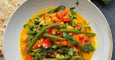 Warzywne curry z zieloną fasolką i czerwoną soczewicą – szybki i zdrowy obiad w stylu indyjskim