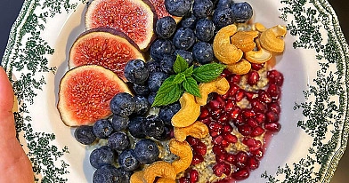 Owsianka z nasionami chia, figami, borówkami i granatem