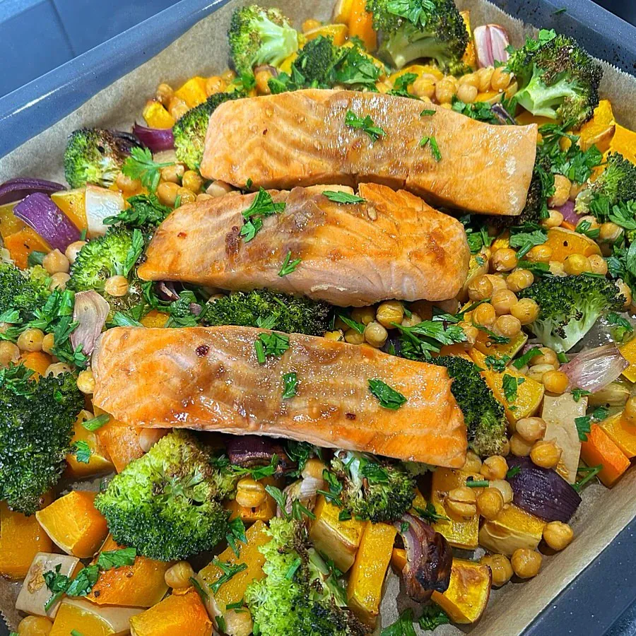 Pieczony łosoś z warzywami – dynia, brokuły, ciecierzyca i czerwona cebula w sosie sojowym
