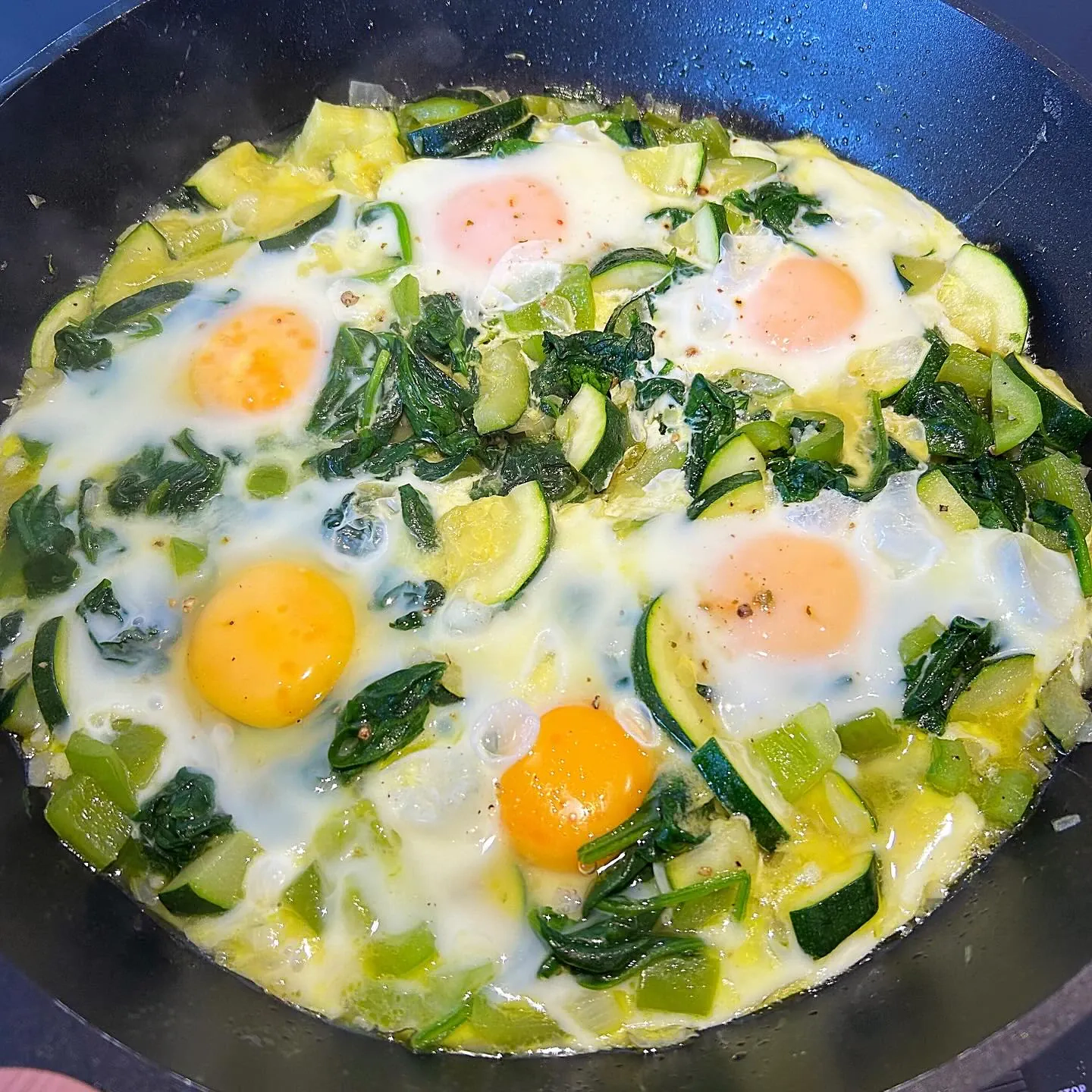 Zielona szakszuka ze szpinakiem, cukinią i papryką