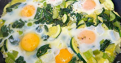 Zielona szakszuka ze szpinakiem, cukinią i papryką