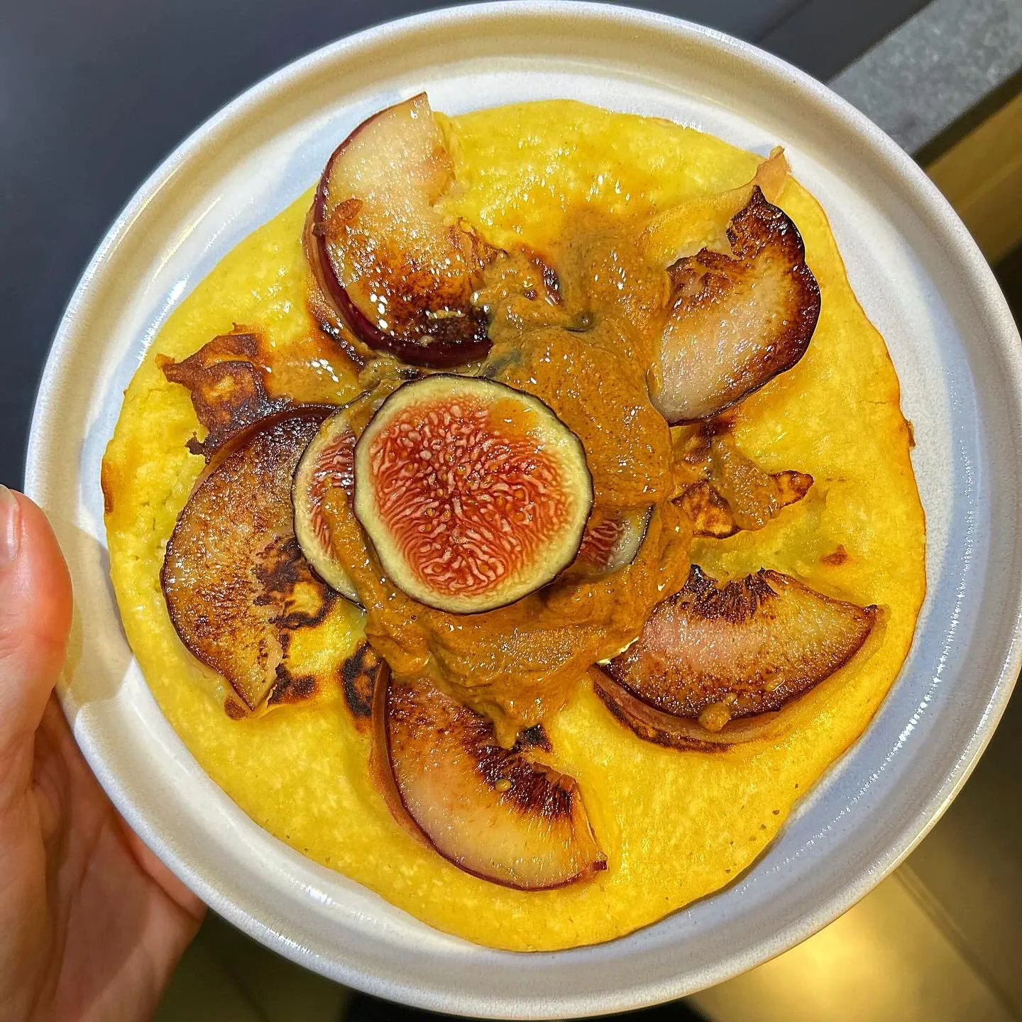 Omlet z mąki ryżowej i kokosowej z karmelizowaną brzoskwinią, figą i masłem orzechowym