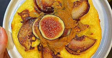 Omlet z mąki ryżowej i kokosowej z karmelizowaną brzoskwinią, figą i masłem orzechowym