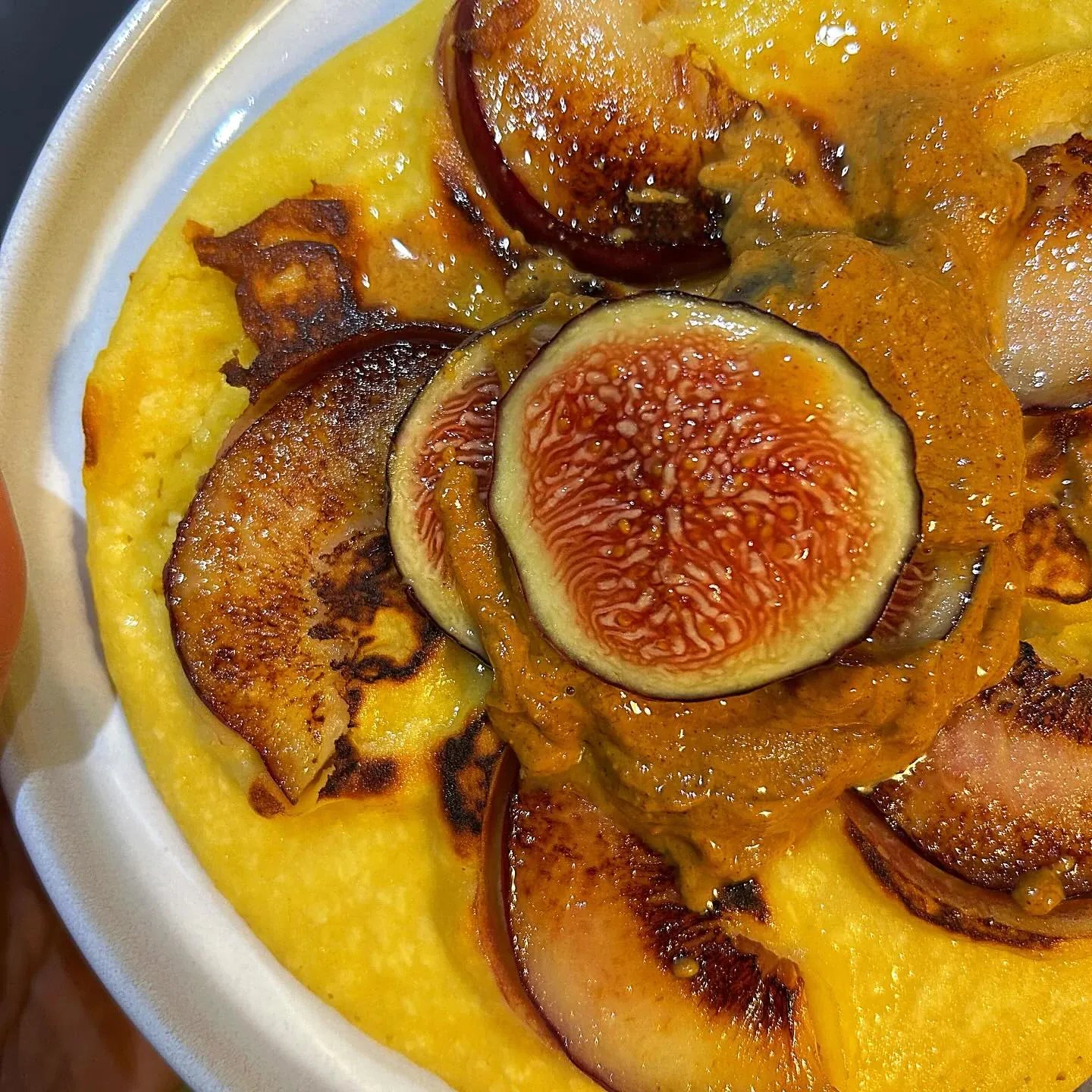 Omlet z mąki ryżowej i kokosowej z karmelizowaną brzoskwinią, figą i masłem orzechowym