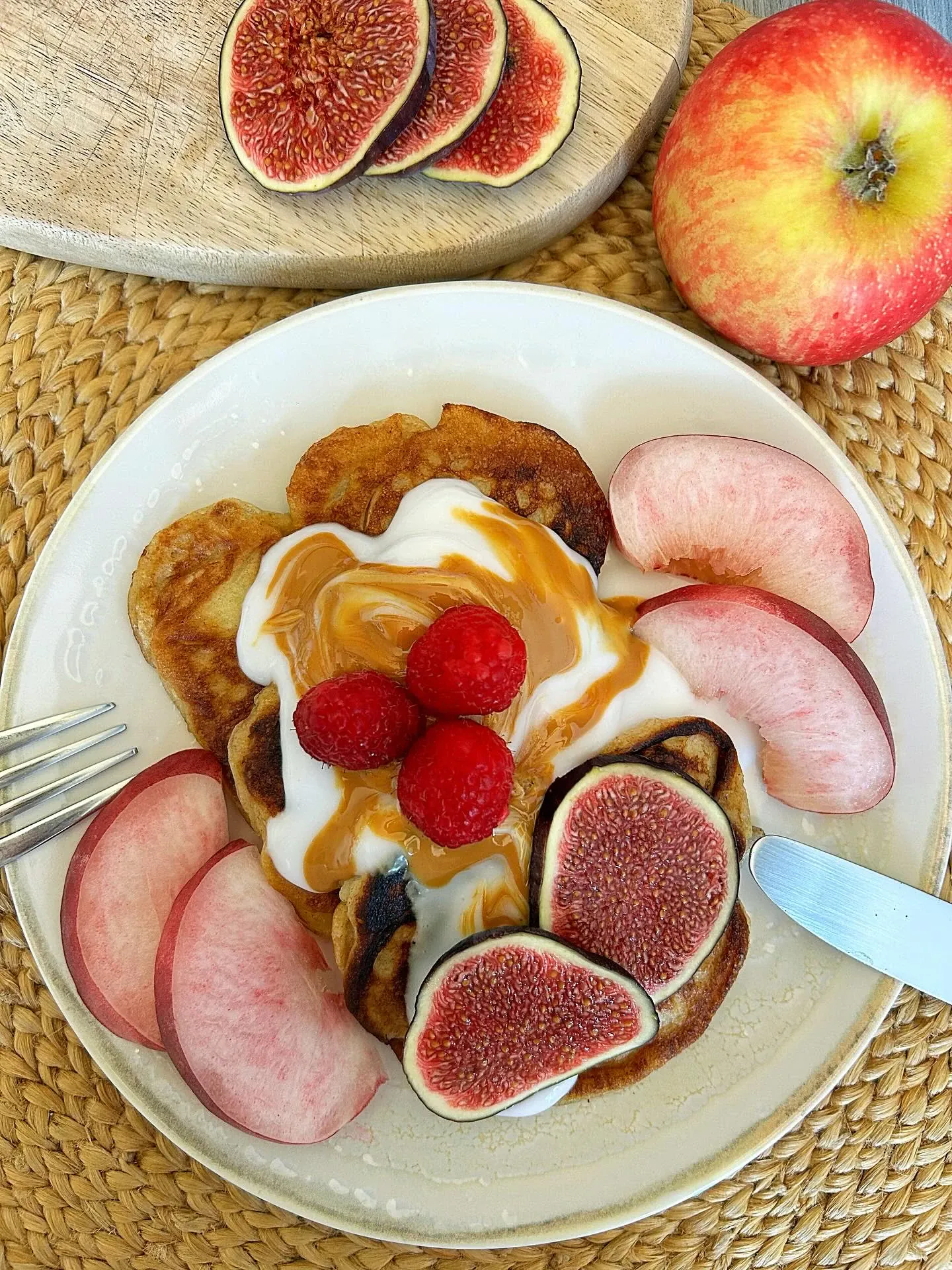 Placuszki z jabłkami, figami i malinami z jogurtem oraz masłem orzechowym