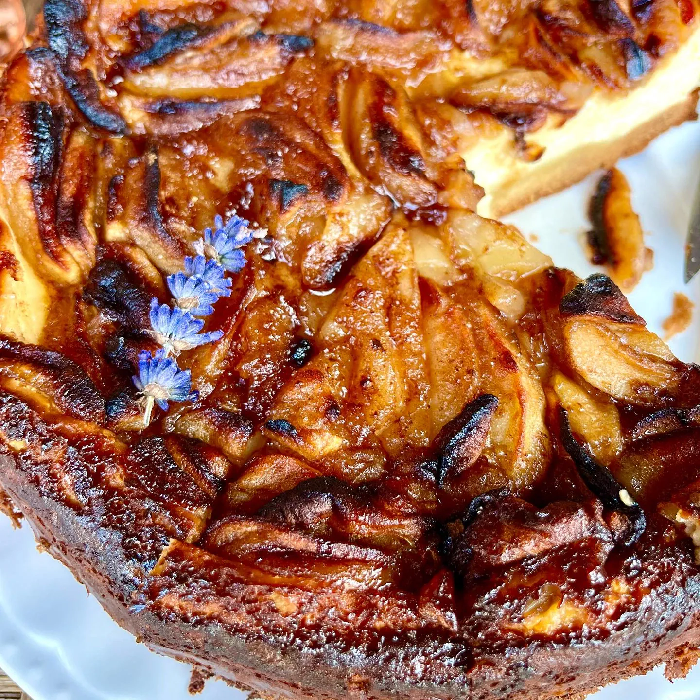 Obuolių pyragas su karamelizuotu viršumi