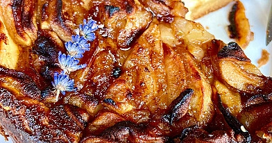 Obuolių pyragas su karamelizuotu viršumi