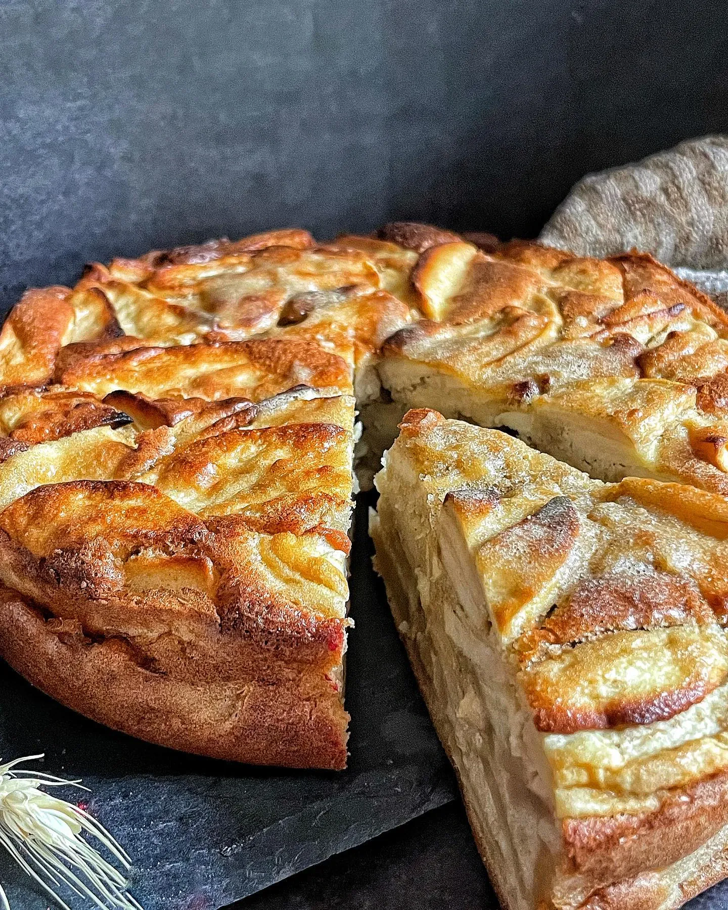 Obuolių pyragas su žemės riešutų karamele