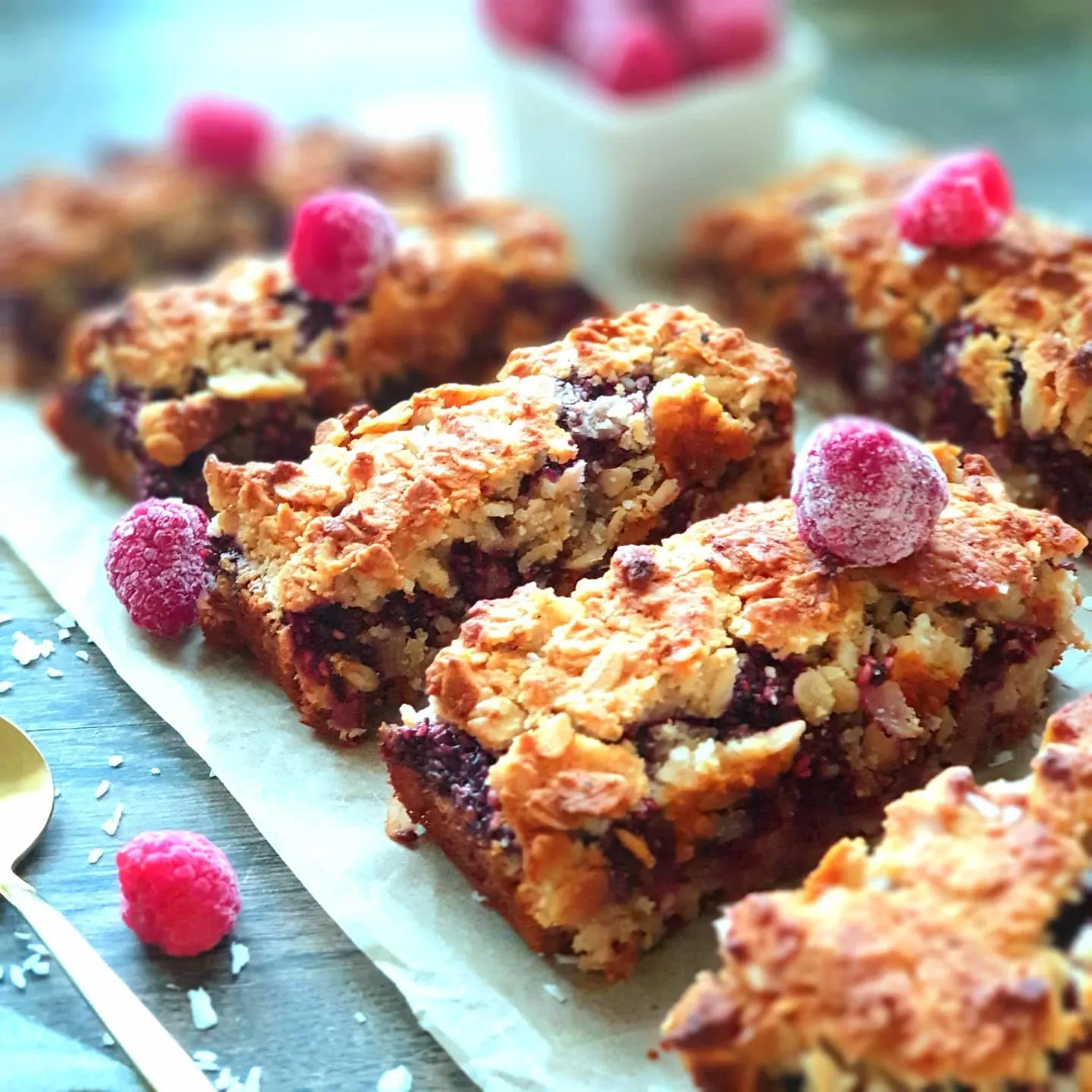 Drėgnas varškės pyragas su avietėmis ir bananais