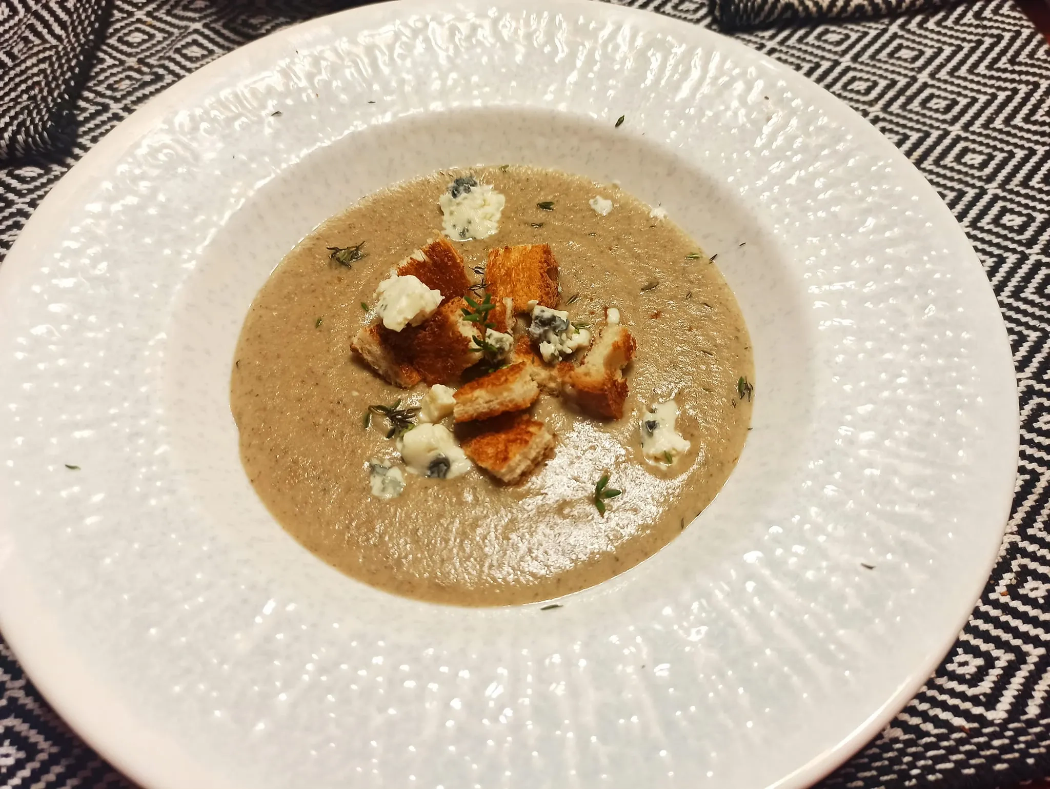 Labai paprasta trinta pievagrybių sriuba su pelėsiniu sūriu 🍄🧀