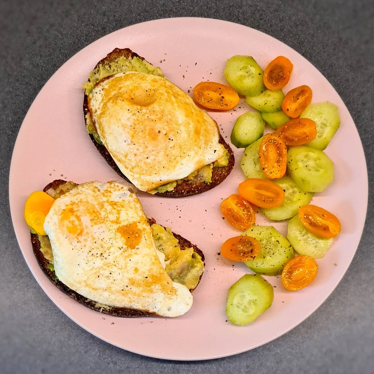 Veselīgas brokastu maizītes ar avokado, olu un svaigiem dārzeņiem