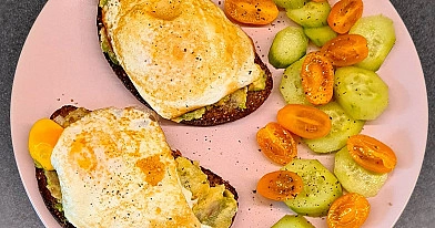 Veselīgas brokastu maizītes ar avokado, olu un svaigiem dārzeņiem