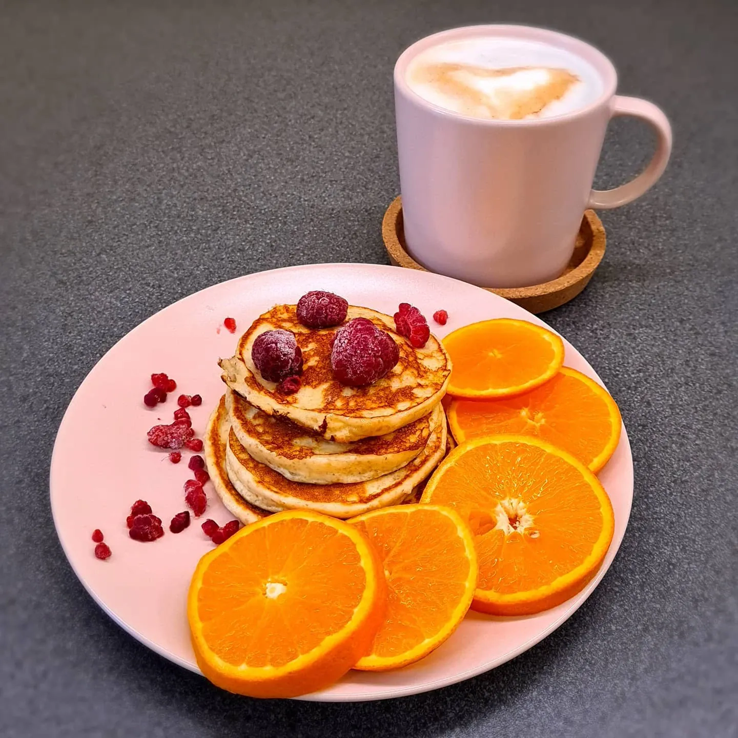 Mīksti un pufīgi biezpiena plācenīši brokastīm ar avenēm un apelsīniem