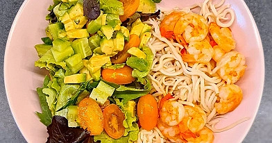 Olu nūdeles ar garnelēm un svaigiem salātiem