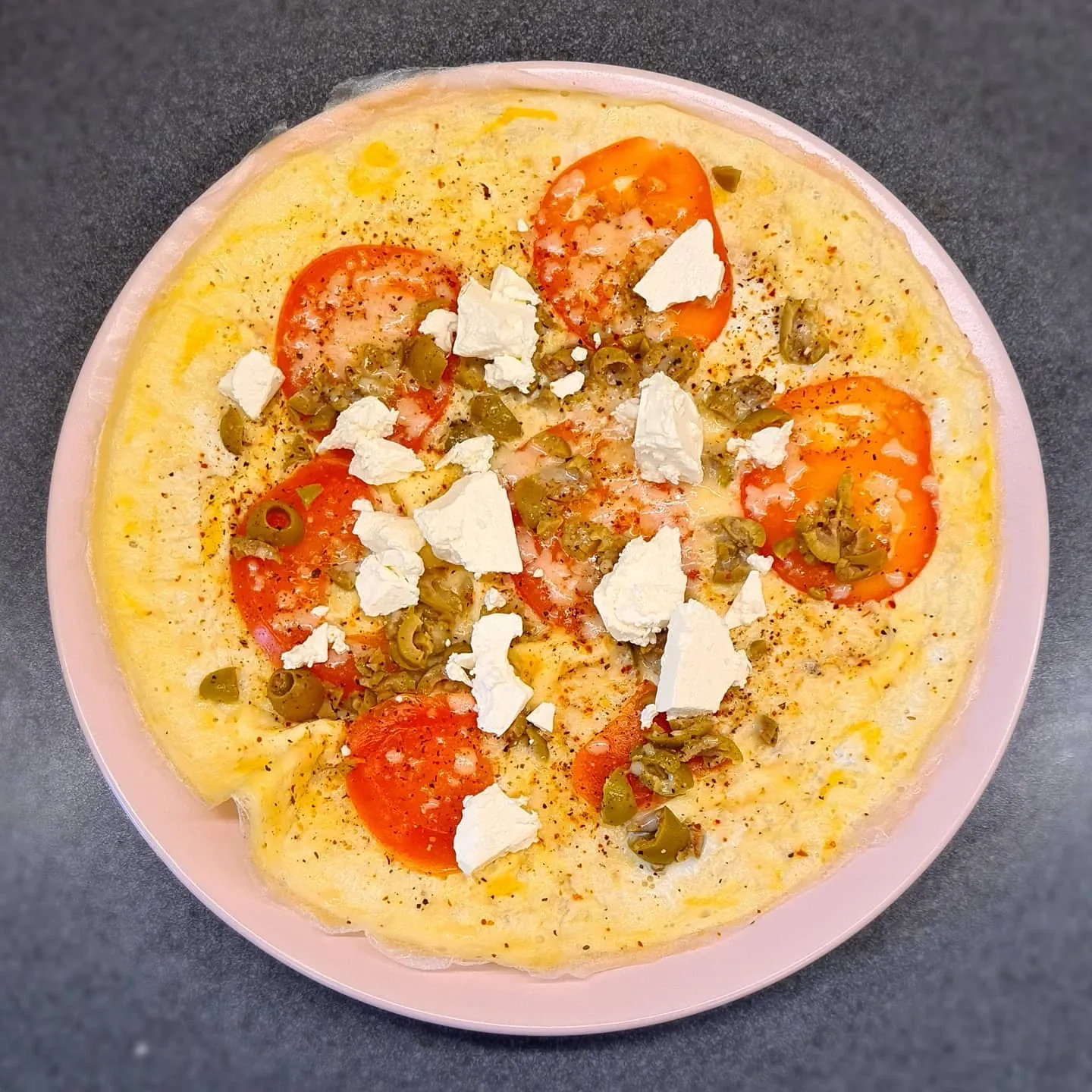 Veselīga brokastu omlete ar tomātiem, fetu un olīvām