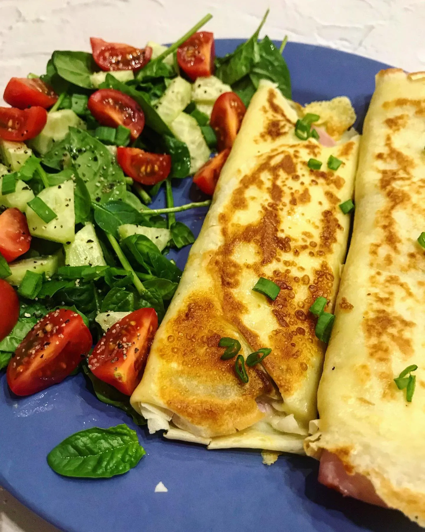 Lietiniai blynai su saulėje džiovintais pomidorais ir maskarpone