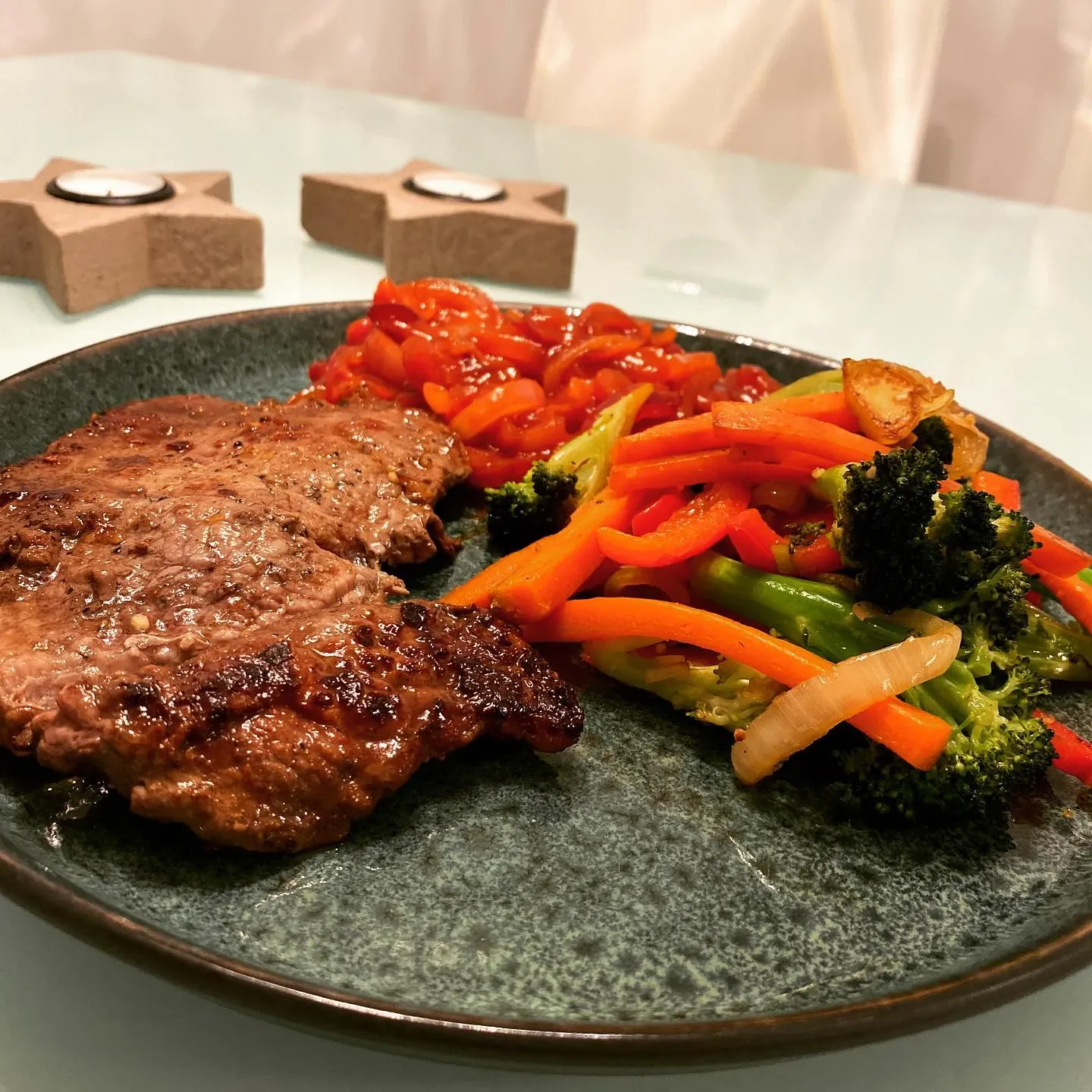 Brandintos jautienos kepsniai, marinuoti su ispanišku marintu iš garstyčių, česnako ir vyno acto