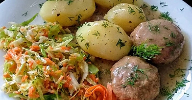 Kotlety mielone z indyka z młodymi ziemniakami i surówką z młodej kapusty