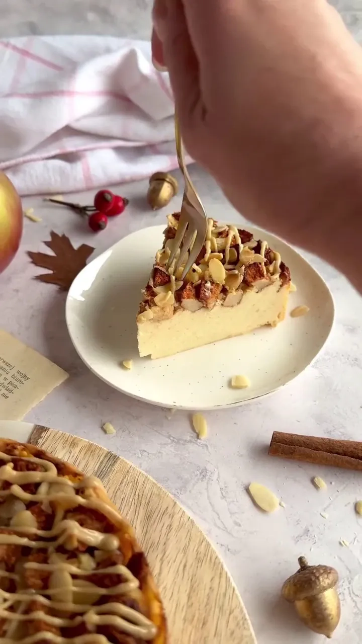 Szarlotkowy serniczek jogurtowy bez glutenu, cukru i laktozy – zdrowy fit deser z jabłkami i cynamonem