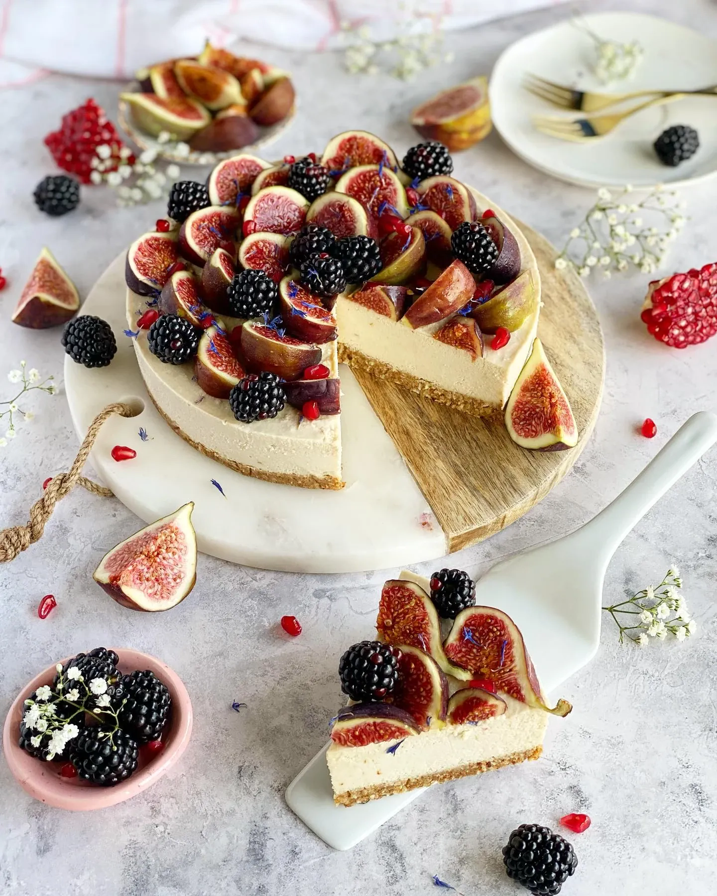 Wegański sernik na zimno z figami i jeżynami