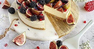 Wegański sernik na zimno z figami i jeżynami