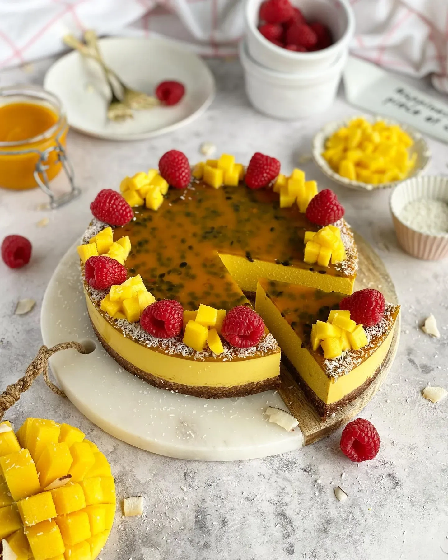 Wegański sernik mango z marakują bez pieczenia i bez cukru