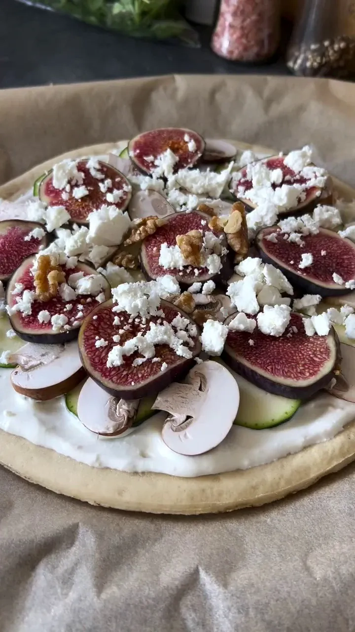 Pizza z figami, serem kozim i miodem