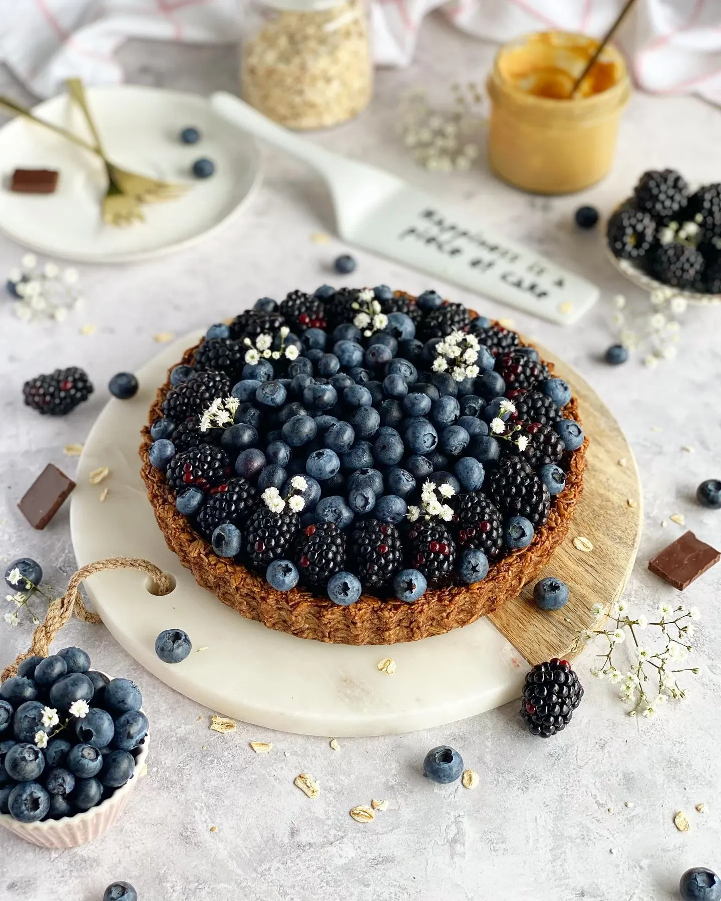 Owsiana tarta czekoladowo-orzechowa z borówkami i jeżynami – wegańska, bez cukru i glutenu
