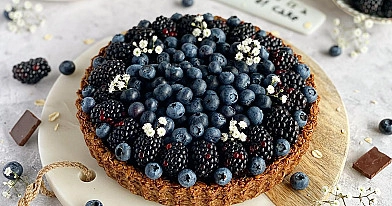 Owsiana tarta czekoladowo-orzechowa z borówkami i jeżynami – wegańska, bez cukru i glutenu