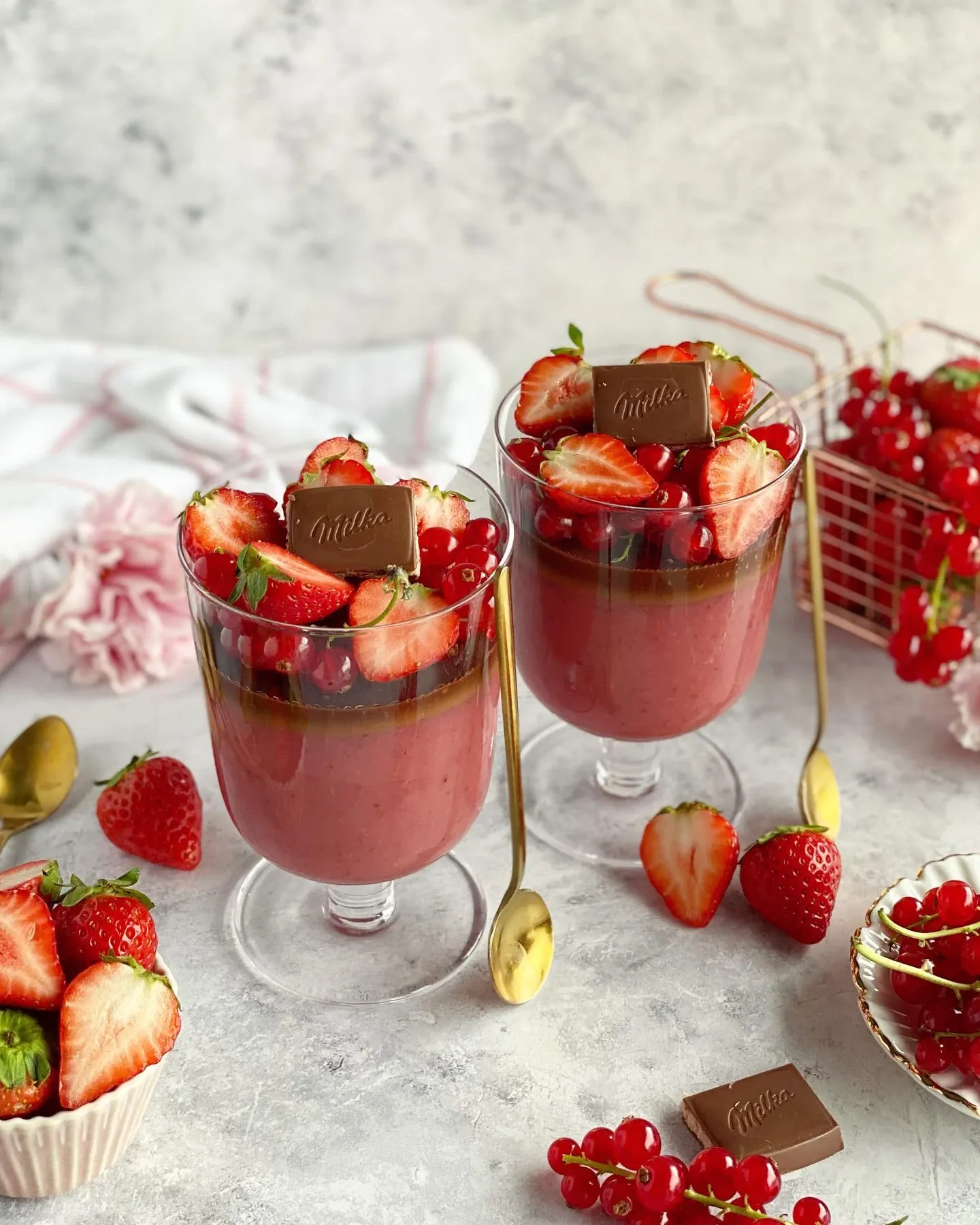 Wegański budyń truskawkowy z czekoladową polewą bez cukru i glutenu