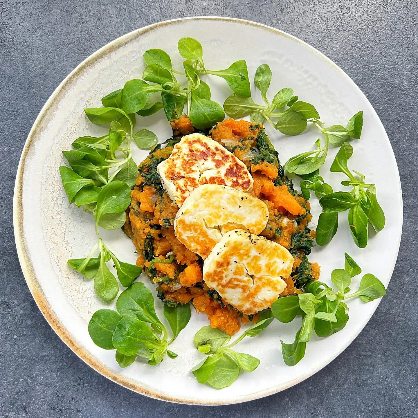 Purée z batatów ze szpinakiem i grillowanym serem halloumi