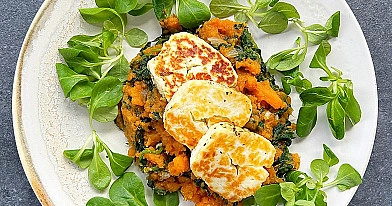 Purée z batatów ze szpinakiem i grillowanym serem halloumi