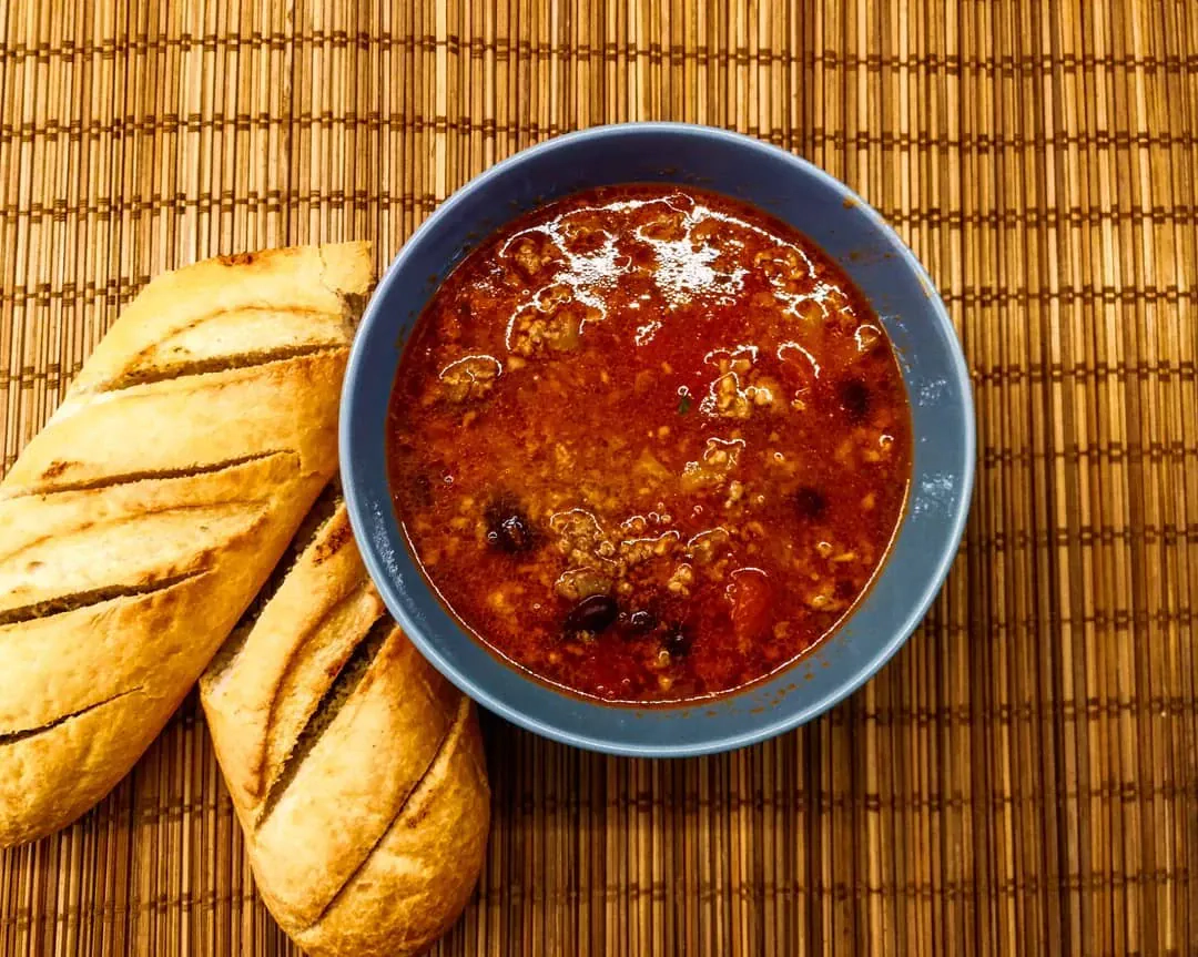 Aštrus pupelių ir maltos jautienos troškinys su konservuotais pomidorais bei sūriu