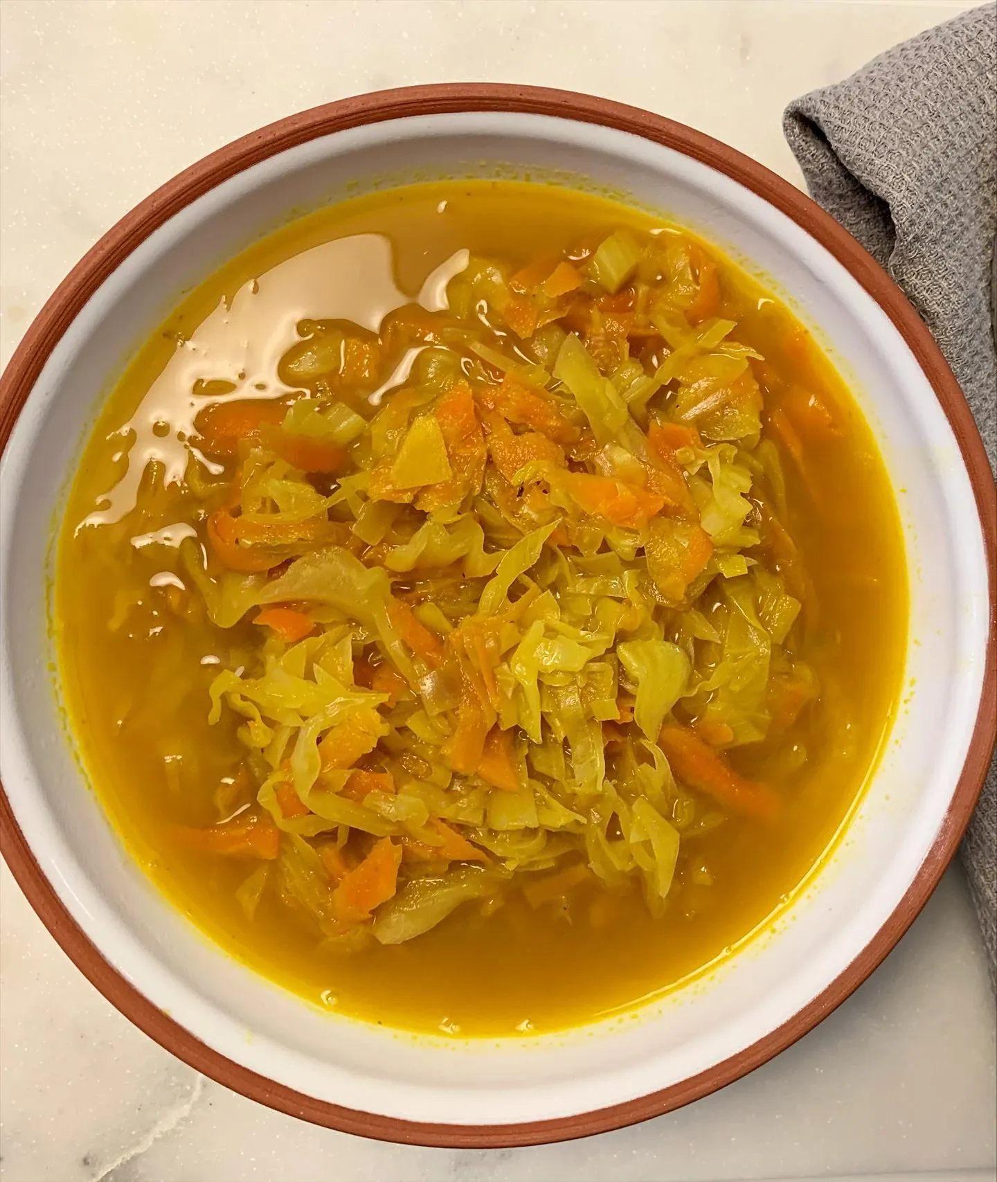 Šviežių kopūstų sriuba su vištiena ir lydytu sūreliu