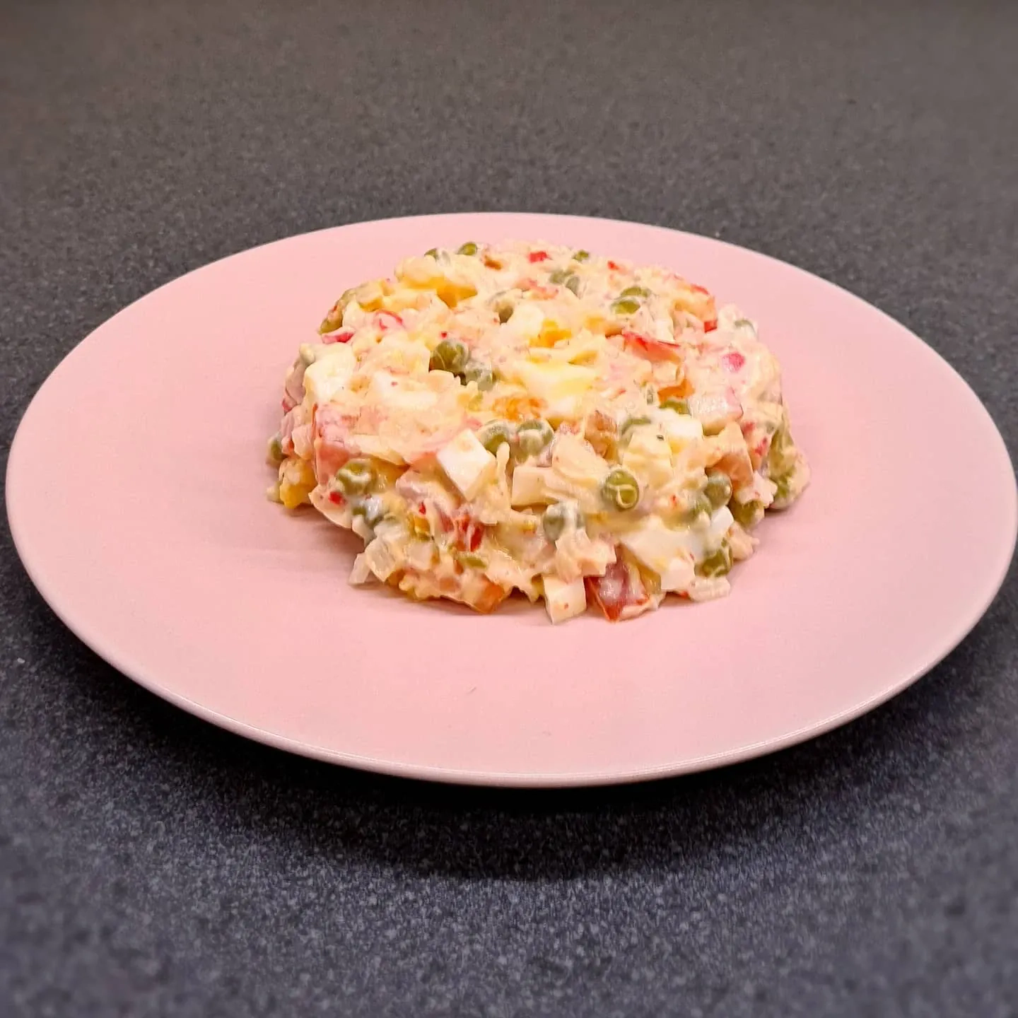 Krabja nūjiņu salāti ar jogurtu un dārzeņiem