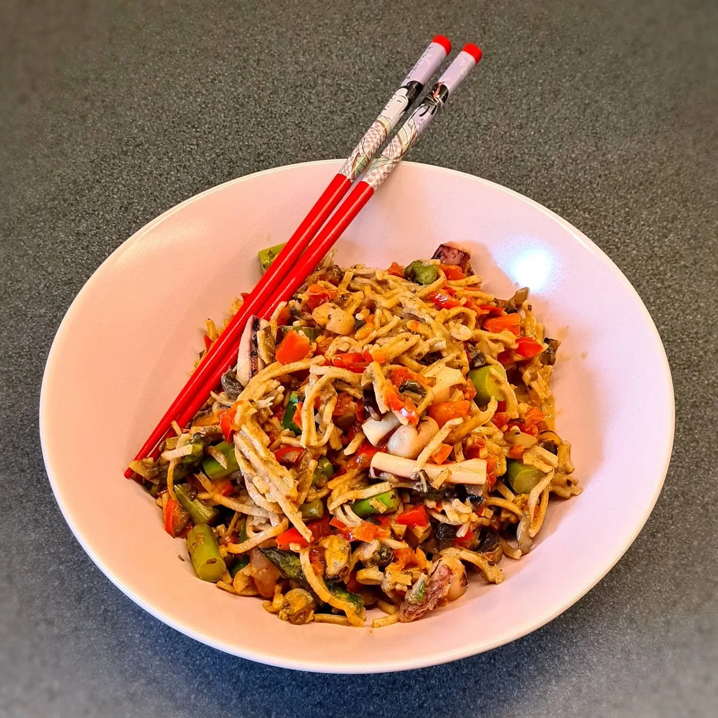 Pilngraudu nūdeles ar jūras veltēm, sparģeļiem un dārzeņiem austeru mērcē