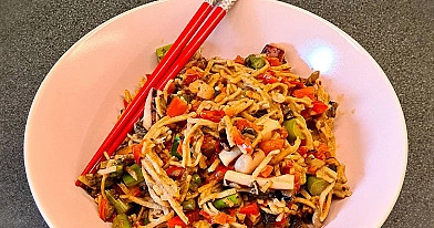 Pilngraudu nūdeles ar jūras veltēm, sparģeļiem un dārzeņiem austeru mērcē