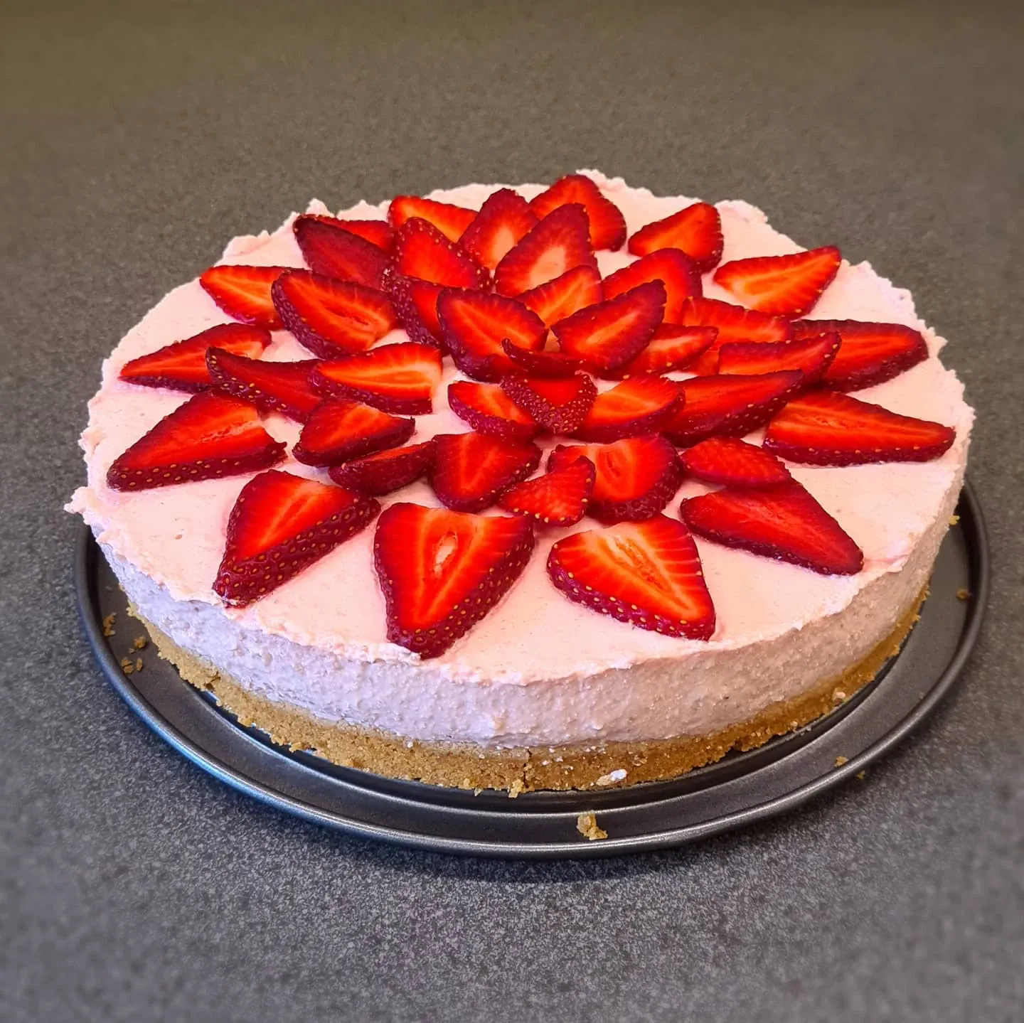 Vieglā bezcepšanas zemeņu kūka ar biezpienu un putukrējumu