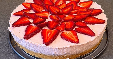 Vieglā bezcepšanas zemeņu kūka ar biezpienu un putukrējumu