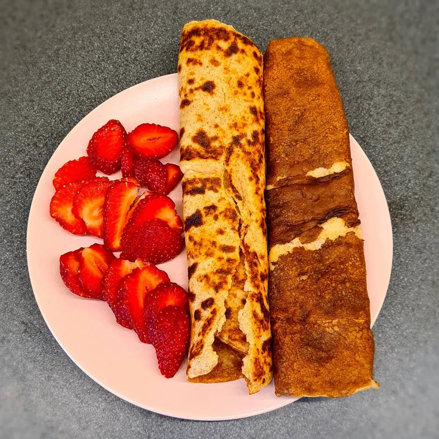 Biezpiena pankūkas ar zemenēm un medu