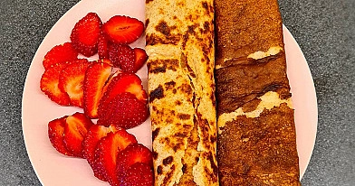 Biezpiena pankūkas ar zemenēm un medu