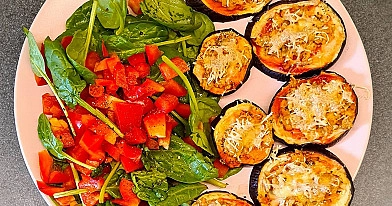 Veselīgi cepti baklažāni ar sieru un spinātu salātiem