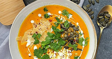 Krem z pieczonej dyni z mleczkiem kokosowym, fetą i pestkami dyni