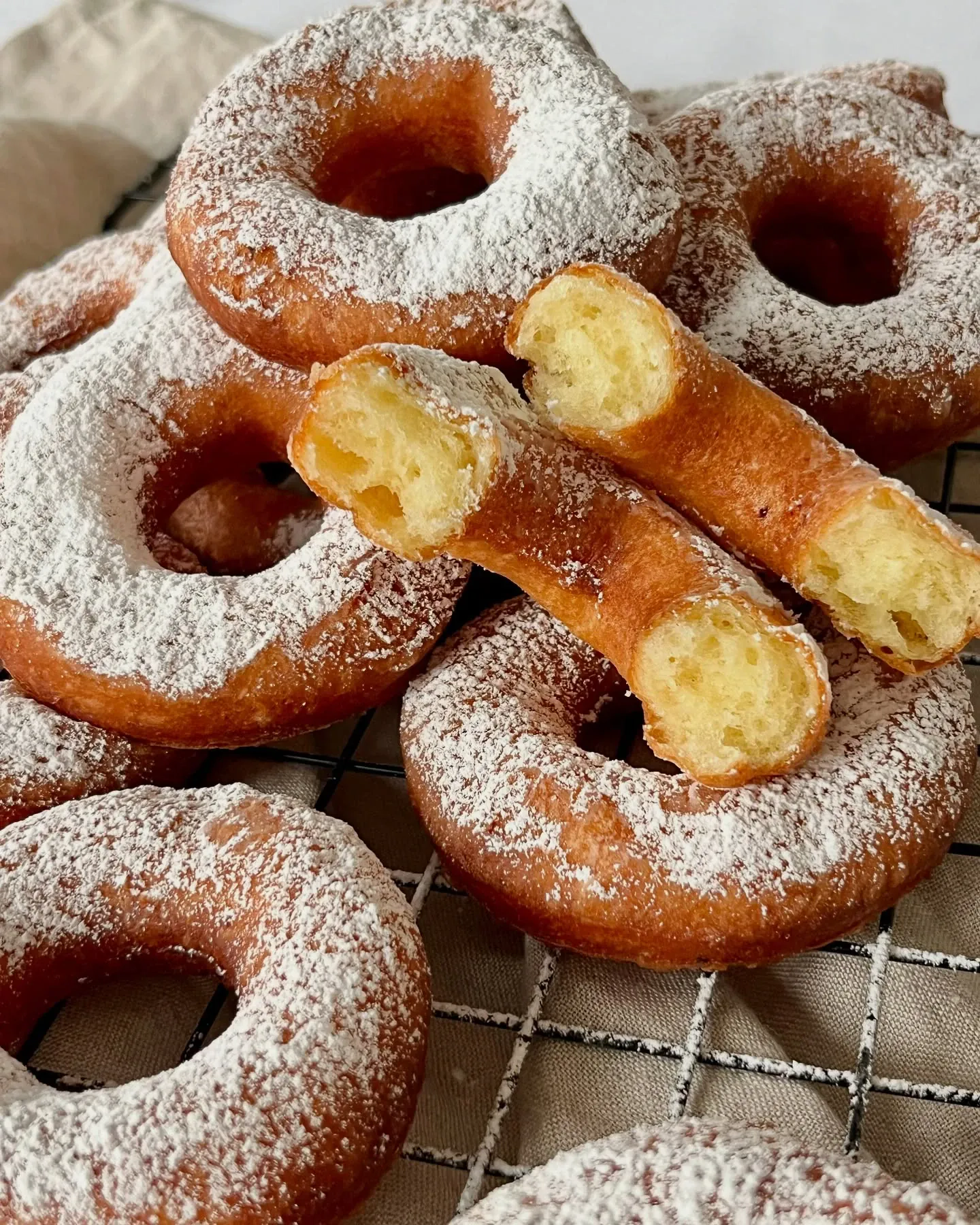 Miękkie i puszyste oponki serowe z twarogiem